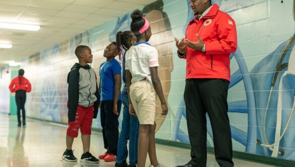 AmeriCorps member in Jacksonville, Florida speaks with a group of students.