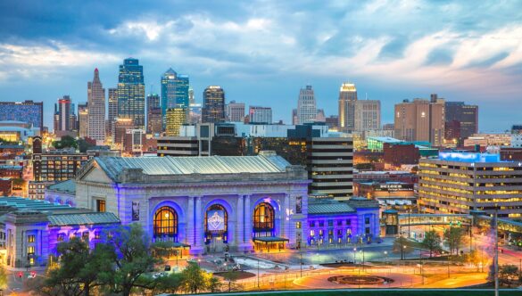 Kansas City skyline with a building and a park. Description automatically generated with medium confidence.