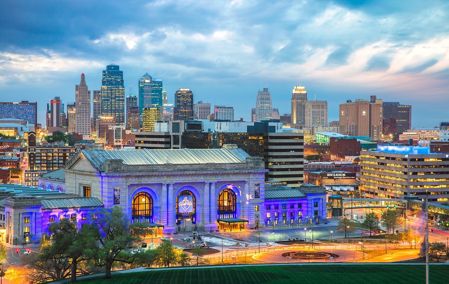 Kansas City skyline with a building and a park. Description automatically generated with medium confidence.